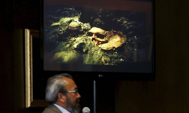 Arkeolog " Görebildiğimiz 35 kafatası var, fakat alttaki tabakalarda çok daha fazlası bulunuyor" diyor. Görsel: Henry Romero/Reuters