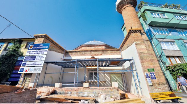 Bursa’da Restore Edilen Osmanlı Camiinin Duvarları Sıvayla Kaplandı