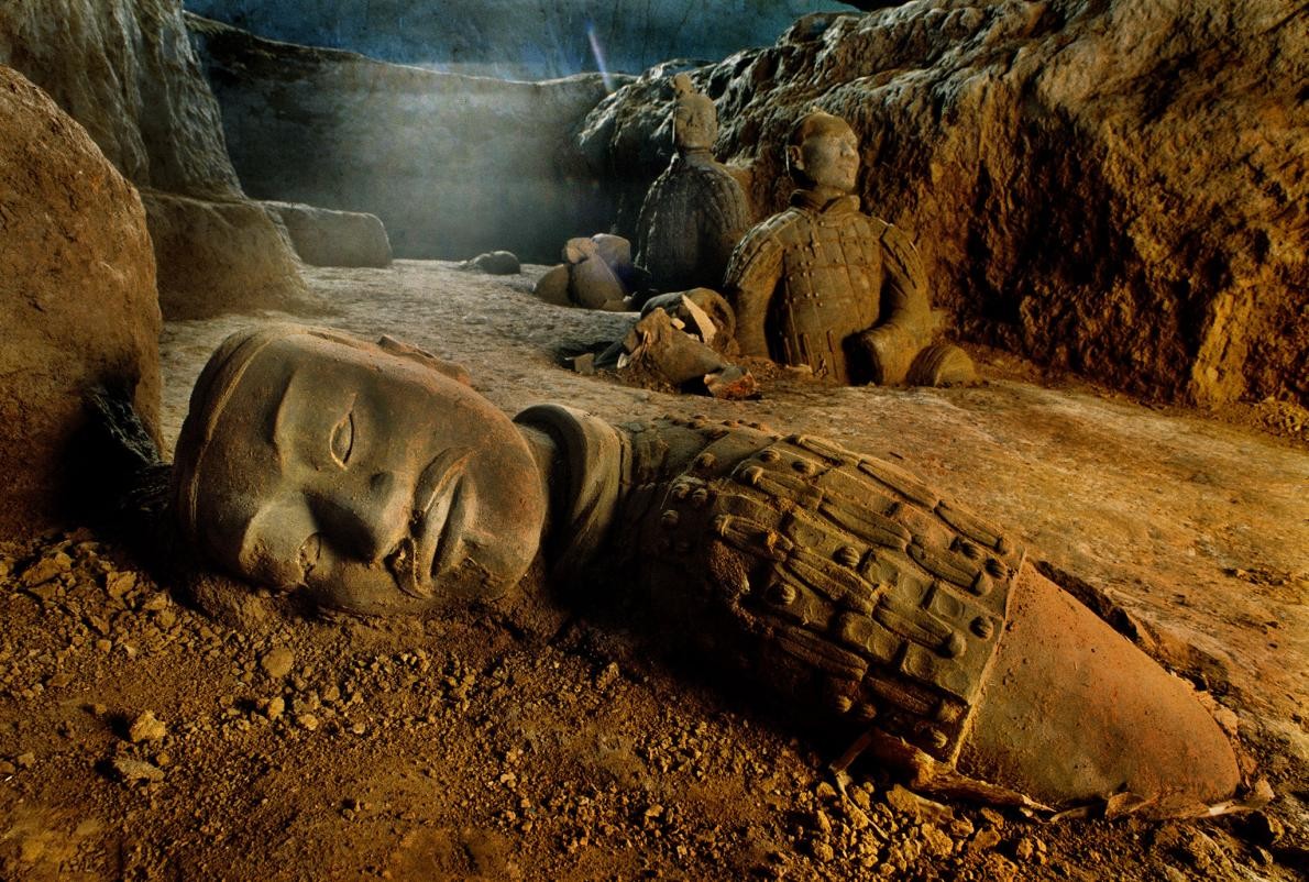 Gerçek gibi görünen kilden yapılma askerler, Çin’in ilk imparatoru Çin Şi Huang’ın mezarını koruyor. Arkeologlar, imparatorun mezarının bulunduğu höyükteki karanlık sırları aydınlatmaya çalışıyorlar. Fotoğraf: O. Louis Mazztenta, National Geographic Creative 