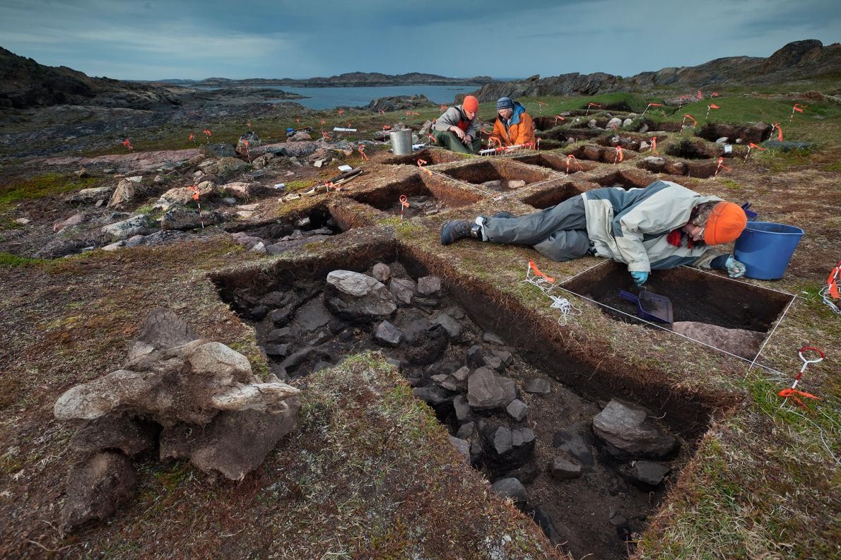 Arkeolog Patricia Sutherland (turuncu ceketli) ve çalışma arkadaşları, bir Viking karakolu olduğuna inandıkları yapının kalıntılarını ortaya çıkarırken. Fotoğraf: David Coventry, National Geographic Creative 