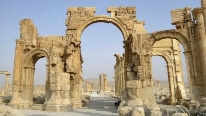 IŞİD Palmira’da 2000 Yıllık Zafer Takını Patlattı