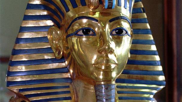 Epoksi ile Yapıştırılan Tutankamon’un Sakalı Onarılıyor