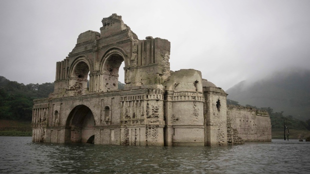 Meksika’da Su Seviyesi Azalınca Baraj Gölünden Kilise Çıktı