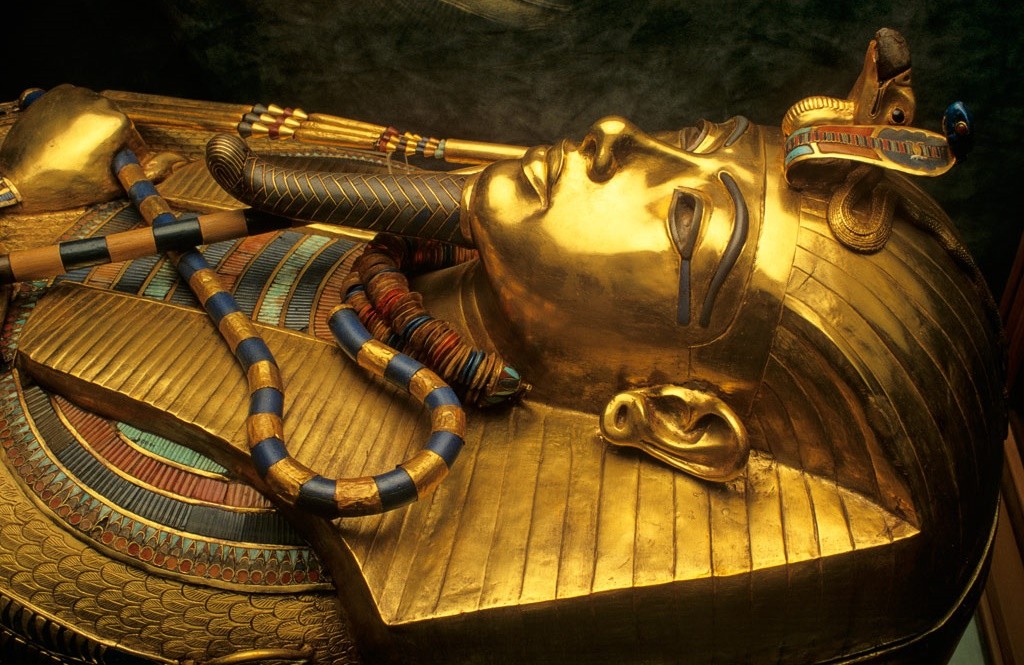 Tutankamon’un en içteki ikinci tabutunun yakından bir görüntüsü. Bu tabut, çokrenkli cam macun kakmalı yaldızlı lamine ahşaptan yapılmış. İkinci tabutun fizyonomisi birinci ve üçüncü tabutlardan farklı. Bu tabuta ve tabuttaki diğer eşyalara bakarak tabutun asıl sahibinin Tutankamon olmadığına inanmak gayet olası. Fotoğraf: Kenneth Garrett/National Geographic