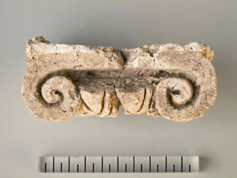Duvarın üst kısmındaki İon sütun başlıklı dekorasyon. (Alman Arkeoloji Enstitüsü – Pergamon Kazısı)