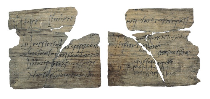 MS. 100 yılına tarihlendirilen, kartpostal büyüklüğündeki bu tablet yerel bir odun kaynağından yapılmış ve yazı, karbon mürekkep ile yazılmış. Fotoğraf: © The Trustees of the British Museum/Art Resource, NY