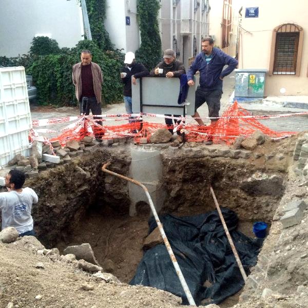 Foça’da Kanalizasyon Çalışması Sırasında Lahit ve Mezarlar Bulundu