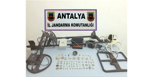 Antalya’da Eve Yapılan Operasyonda 112 Tarihi Eser Bulundu