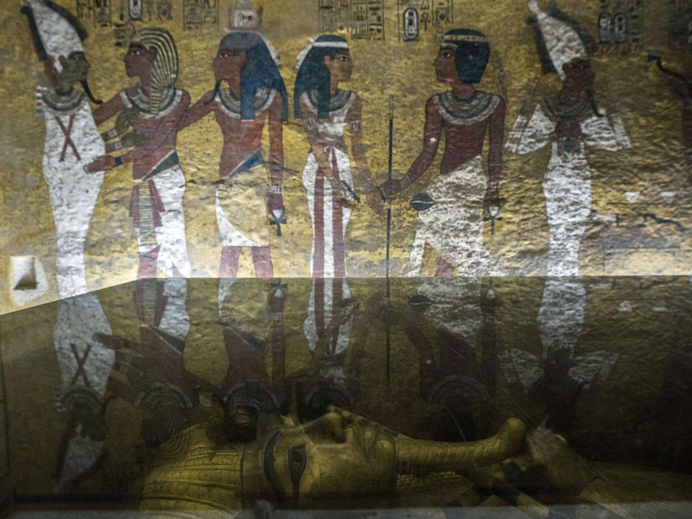 Kral Tutankamun'un mezar odasındaki altın lahdi. (Görsel: KHALED DESOUKI/AFP/Getty Images)
