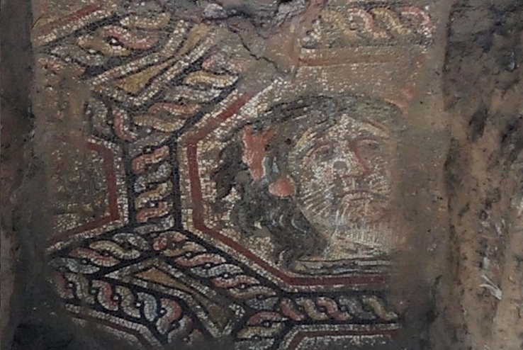 İznik’te Mozaiğin Üstüne Kaplanan Asfalt Kaldırıldı