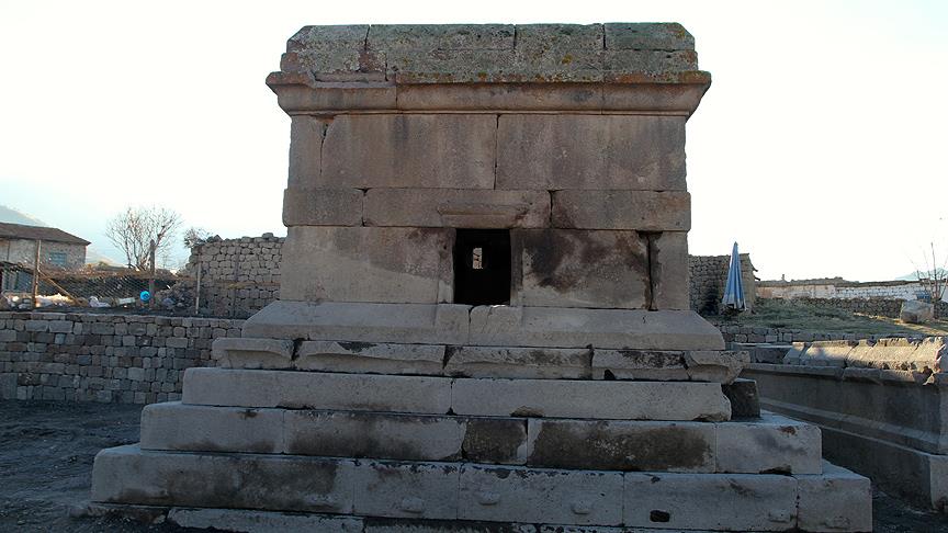 Karaman’da 1700 Yıllık Anıt Mezar Bulundu