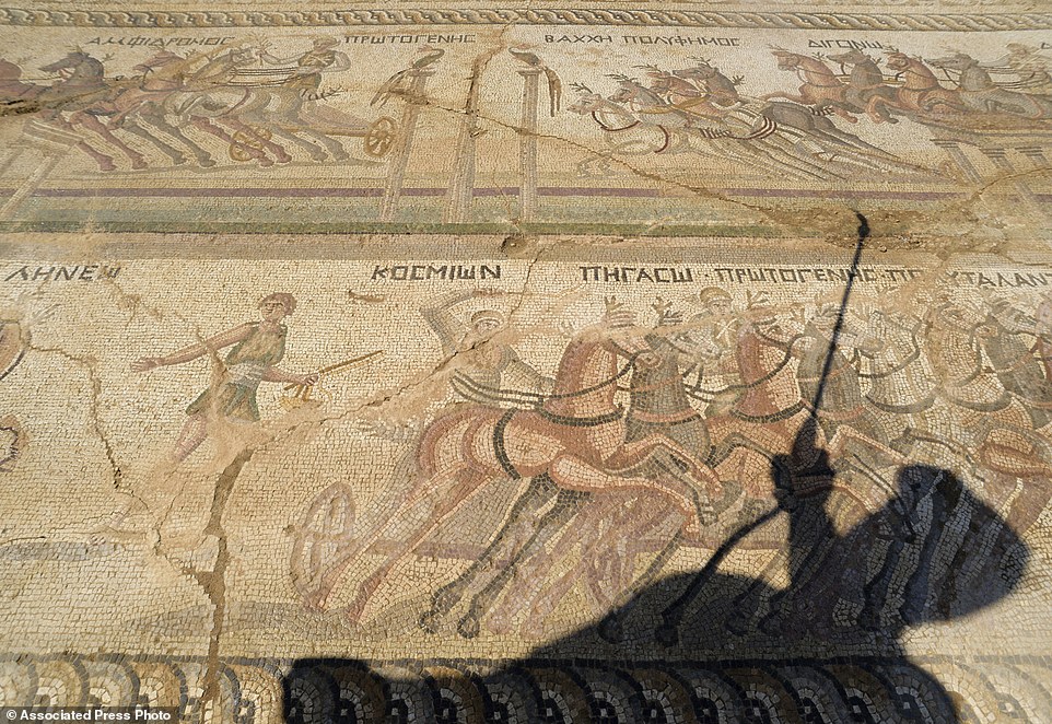 Kıbrıs'ta 2300 Yıllık Devasa Devasa Bir At Yarışı Mozaiği Bulundu