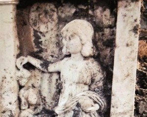 İzmir’de Yeni Bir Yunan Kabartması