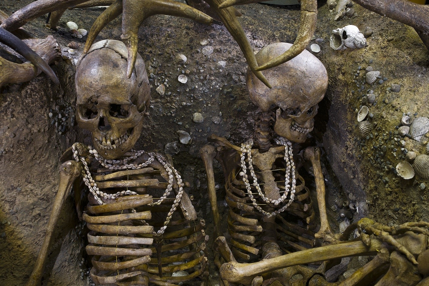 Brittony’de MÖ 5000-7000’ye tarihlenen bir taş devri mezarında, deniz kabukları ve deniz salyangozlarından yapılmış kolyeler takan kadın gömüleri bulundu. 