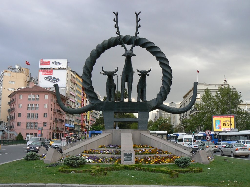 Melih Gökçek’in Amblem Olarak İstemediği Hitit Güneş Kursu Heykeli Kırıldı
