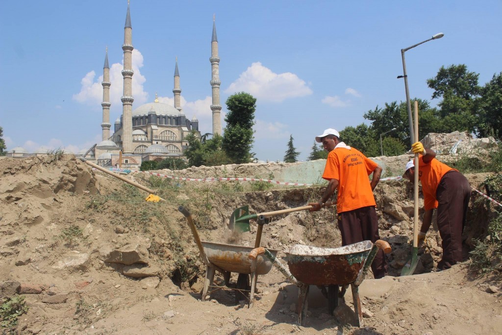 Edirne’deki Tarihi Yemiş Kapanı Hanı’nda Mahkumlar Kazıyor
