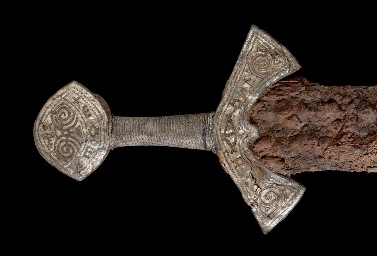 Norveç’te bulunan altın işlemeli ve henüz deşifre edilememiş süslemelerle kaplı olağanüstü kılıcın Vikinglerin son dönemlerine tarihlendiği düşünülüyor.