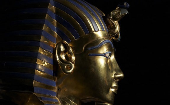 Tutankamon’un altın maskesi genç firavunun zamansız ölümünü onurlandırıyor.  Credit: Dreamstime 