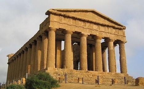 Öğrenciler, Sicilya Tapınaklar Vadisin’de iki erkek iskelet gün ışığına çıkardılar. Bu iskeletler, tapınağın Klasik Sonrası Dönem tarihine yeniden ışık tutacak. Fotoğraf: Evan Erickson/Wikimedia