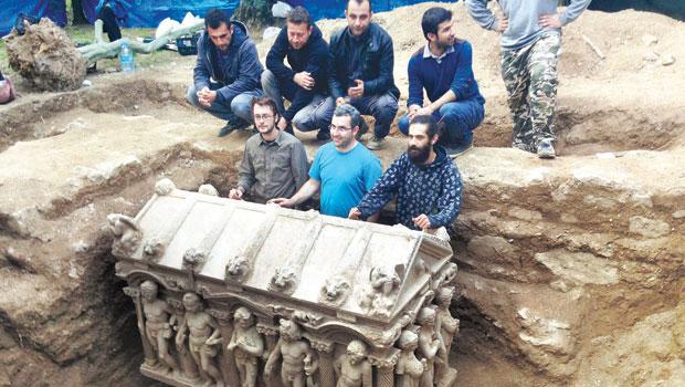 İznik’te Çiftçinin Bulduğu 7 Tonluk Lahit Müzeye Taşındı