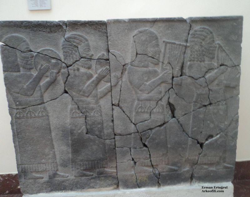 istanbul arkeoloji müzelerinde sergilenen antik ortostatlar ve duvar levhaları