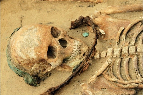 Mezarlıkta yer alan ve boynunda orakla gömülmüş bu genç kızı muhtemelen kötü ruhlardan uzak tutmak istiyorlardı. Ayrıca kızın bakır bir saç bandı ve sikke ile birlikte gömüldüğü keşfedildi. Kaynak: Polcyn et al. Antiquity 2015, DOI: 10.15184/aqy.2015.129 