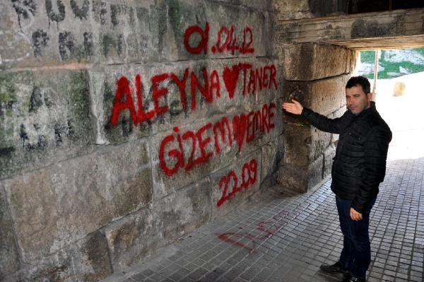 Amasra Kalesi’ne Sprey Boya ile Yazılan Yazılar Temizleniyor