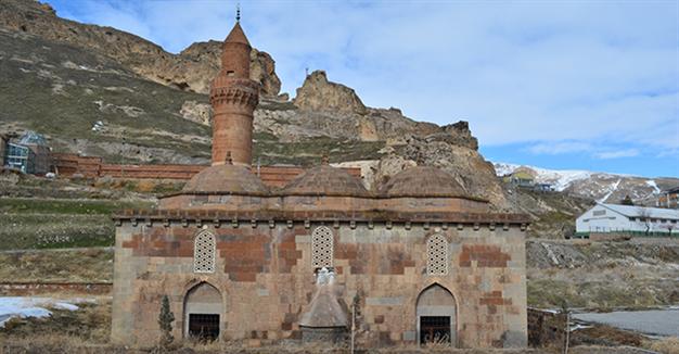 Bitlis'te Tarihi Caminin Duvarından Taş Çalındı