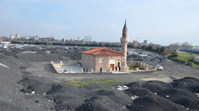 İstanbul'da 400 Yıllık Cami Moloz Yığınına Teslim Oldu