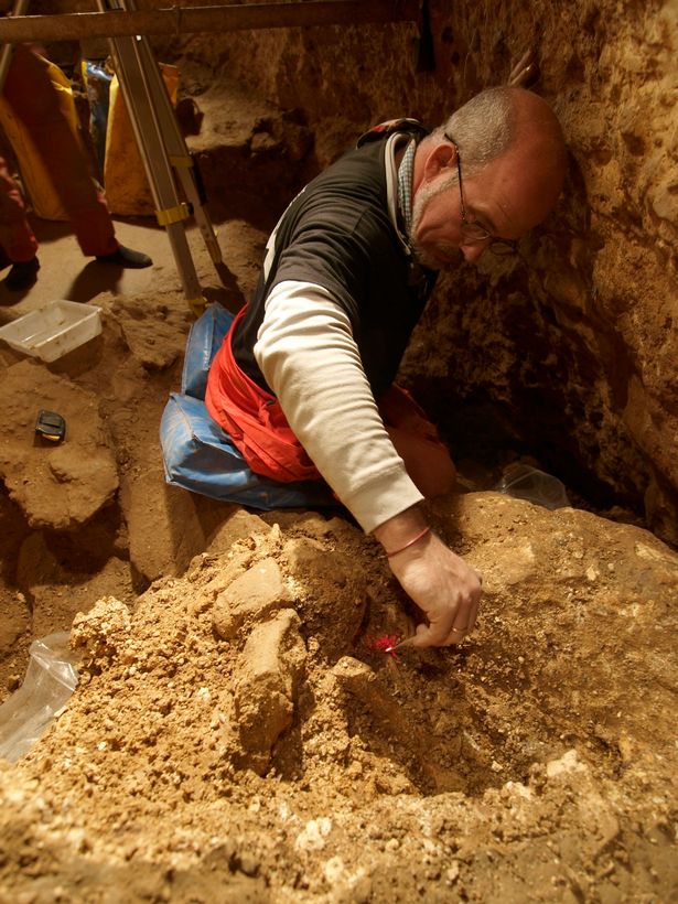 Sima de los Huesos mağarasında kazı çalışmaları sırasında. © Javier Trueba, Madrid Scientific Films
