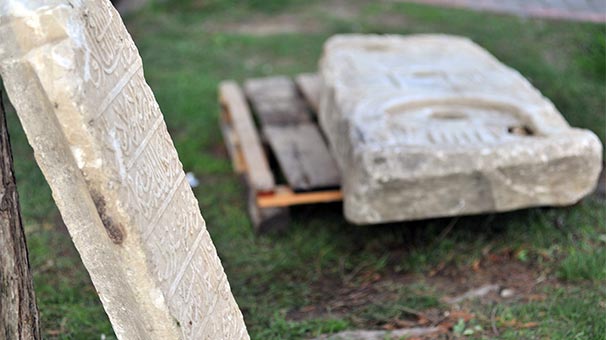 Bursa'da Tarihi Mezar Taşları Yol Kenarında Bulundu
