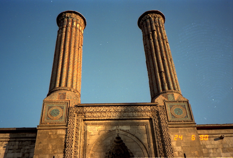 Erzurum'da Çifte Minareli Medrese'ye Boru Döşeme Tartışması
