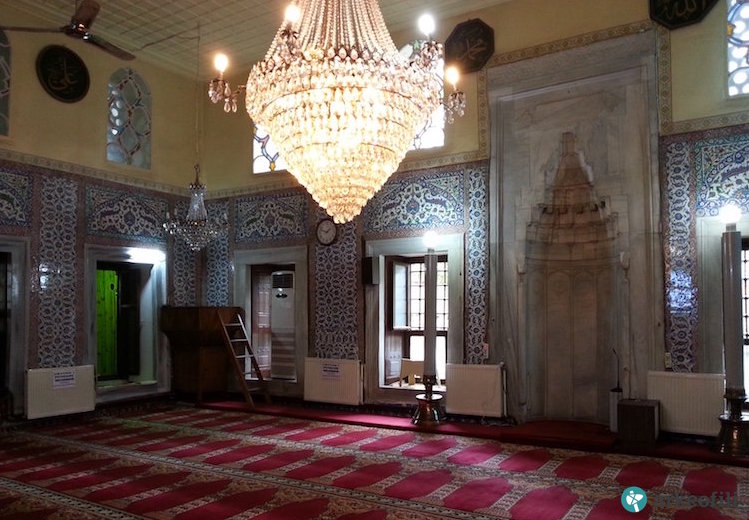 Mimar Sinan'ın Camisindeki Çinilerin Üstüne Kalorifer Peteği Döşendi