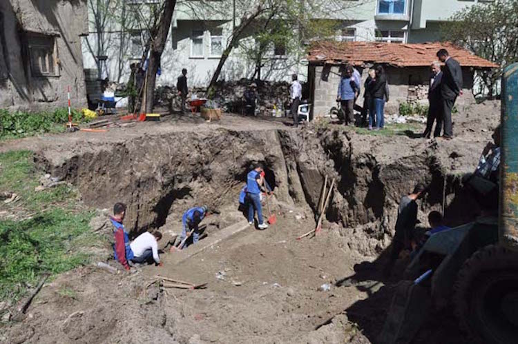 Kütahya'da Defineciler Roma Dönemi Mezarına Tünel Kazdı