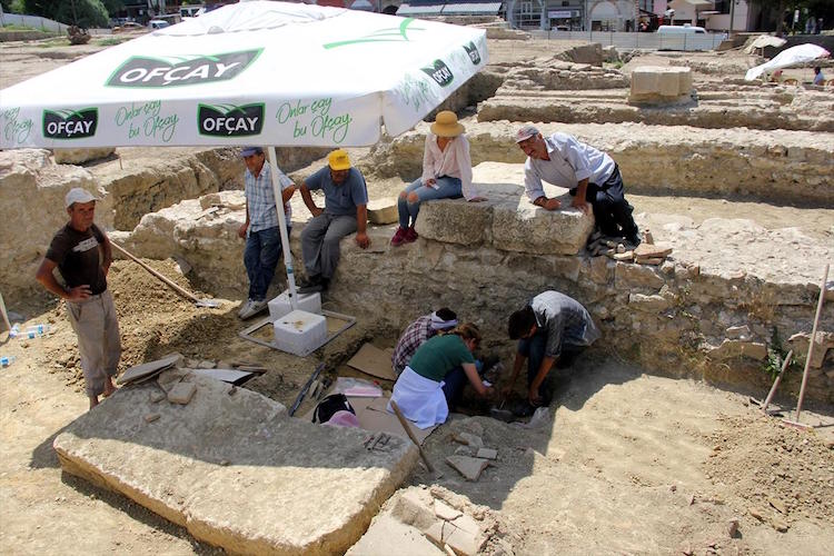 Yemiş Kapanı Hanı'nda Roma Dönemi Mezar Bulundu