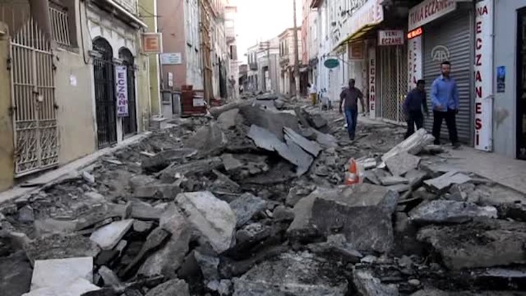 İzmir'de Sökülen Asfaltın Altından Su Kemeri Çıktı