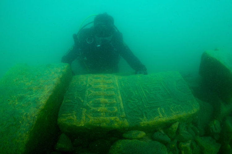 Van Gölü'nde Selçuklu Mezar Taşları'ndan İskele Yapılmış