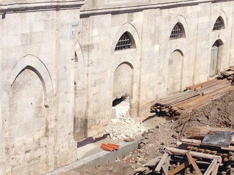 Mimar Sinan'ın yaptığı caminin duvarı kırılarak delik açıldı
