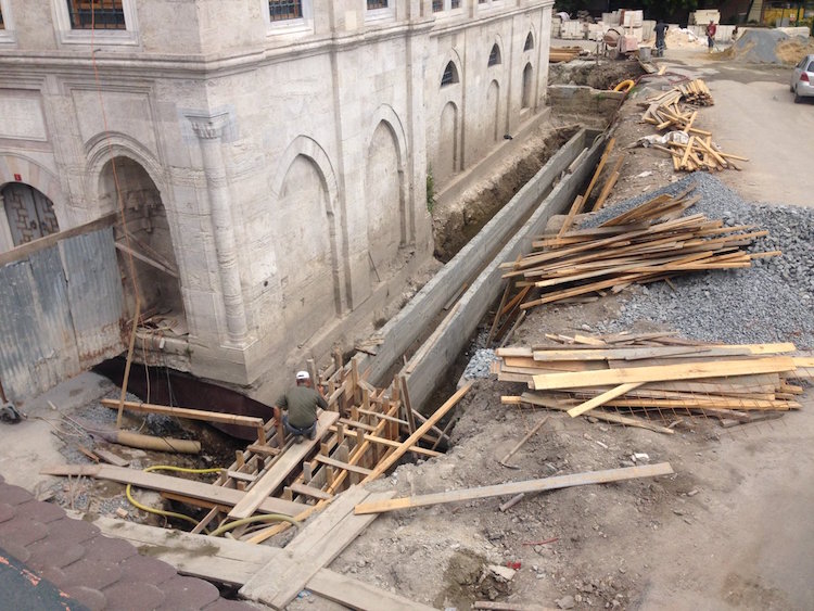 Mimar Sinan'ın yaptığı caminin duvarı kırılarak delik açıldı
