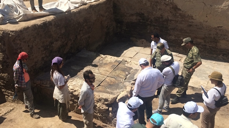 Van'daki Urartu Kalesinde 2700 Yıllık Mozaik İşlemeli Platform Bulundu