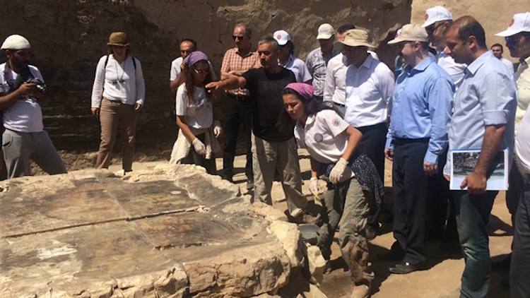 Van'daki Urartu Kalesinde 2700 Yıllık Mozaik İşlemeli Platform Bulundu