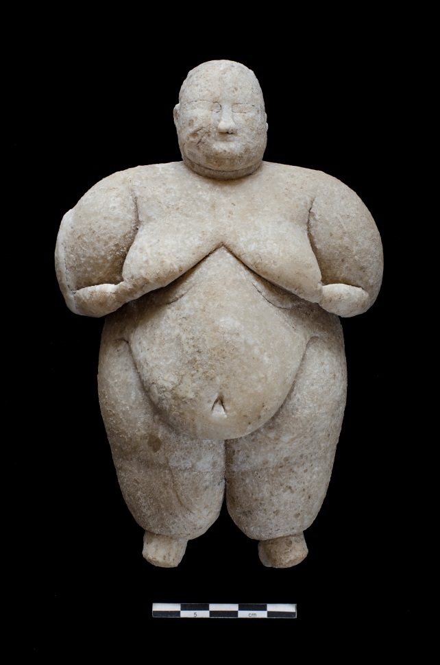 Çatalhöyük'te tüm olarak bir kadın heykelciği bulundu