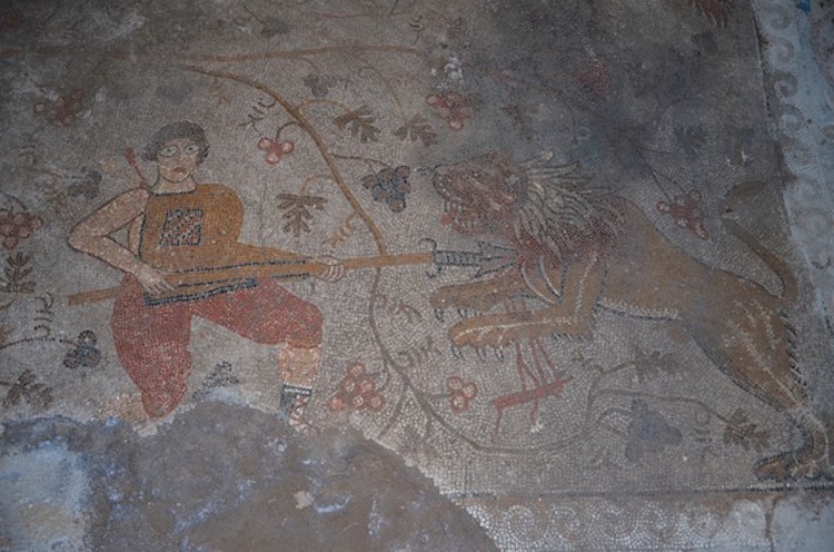 Konya'da 1400 Yıllık Aslan ve Savaşçı Mozaiği Bulundu