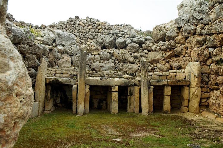 Malta'da 5500 Yıllık Tapınağa Aşk Mesajları Kazıyan Çift Tutuklandı