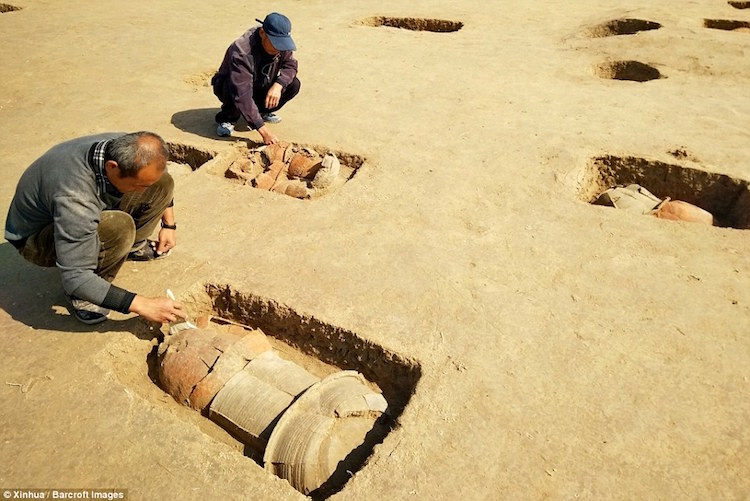 Çin'de 2000 Yıllık Kapların İçinde Gömülmüş 113 İskelet Bulundu