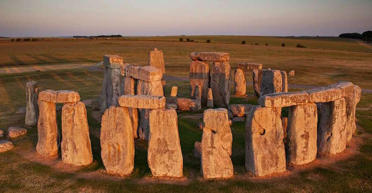 Stonehenge'te bulunan evcil köpeğe ait diş, köpeğin 400 kilometre yol katettiğini gösteriyor