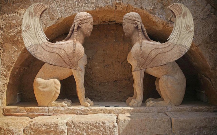 Amphipolis mezarının girişindeki sfenksler. 