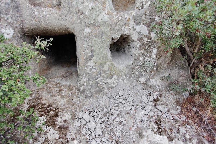 Bodrum Göktepe'deki Kaya Mezarları Definecilere ve Çöplere Teslim