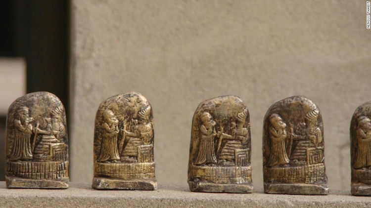 Iraklı Çocuk IŞİD'in Nimrud Antik Kenti'nde Parçaladığı Eserleri Tekrar Yapıyor