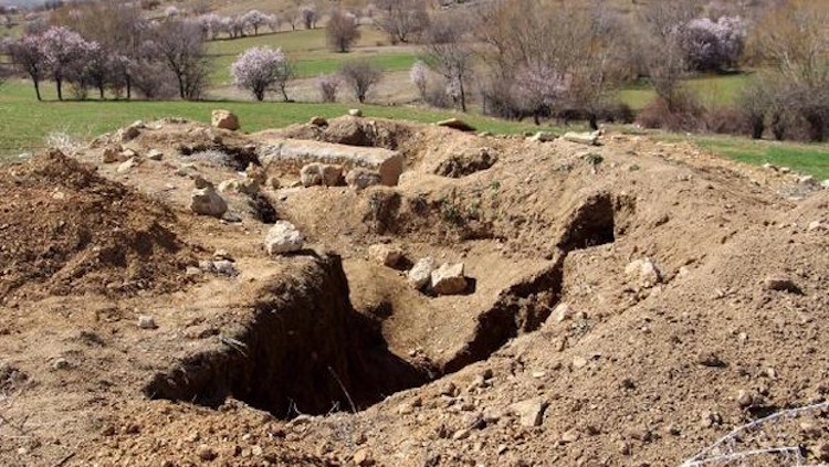 Isparta'da Kaçak Kazı Yapan Biri Polis 13 Kişi Tutuklandı